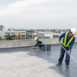 Aplikasi waterproofing rooftop pada dak beton area terbuka di Tangerang
