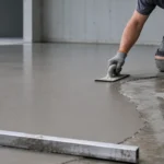 Aplikasi screed pada substrat beton lembap sebelum coating resin