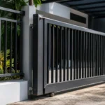 Pengecatan pagar dan railing eksterior dengan sistem DTM pada area bangunan komersial