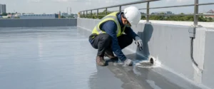 Inspeksi detail waterproofing pada dak beton yang baru dikerjakan