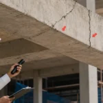 Inspeksi retak struktural beton untuk membedakan penanganan lokal dan kebutuhan strengthening