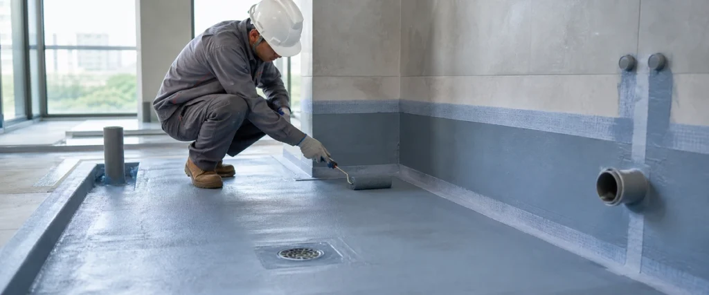 Pemeriksaan detail waterproofing area basah gedung komersial pada floor drain dan sudut kritis