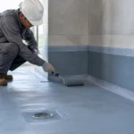 Pemeriksaan detail waterproofing area basah gedung komersial pada floor drain dan sudut kritis